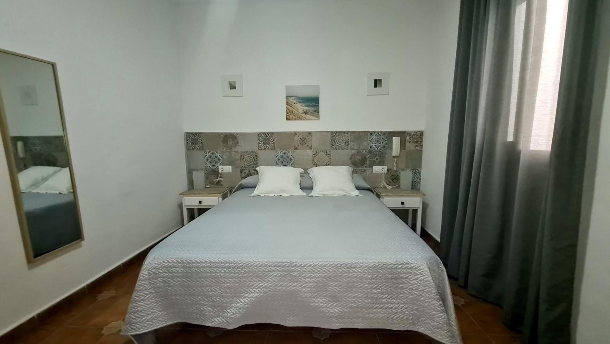 Cama en dormitorio masculino compartido